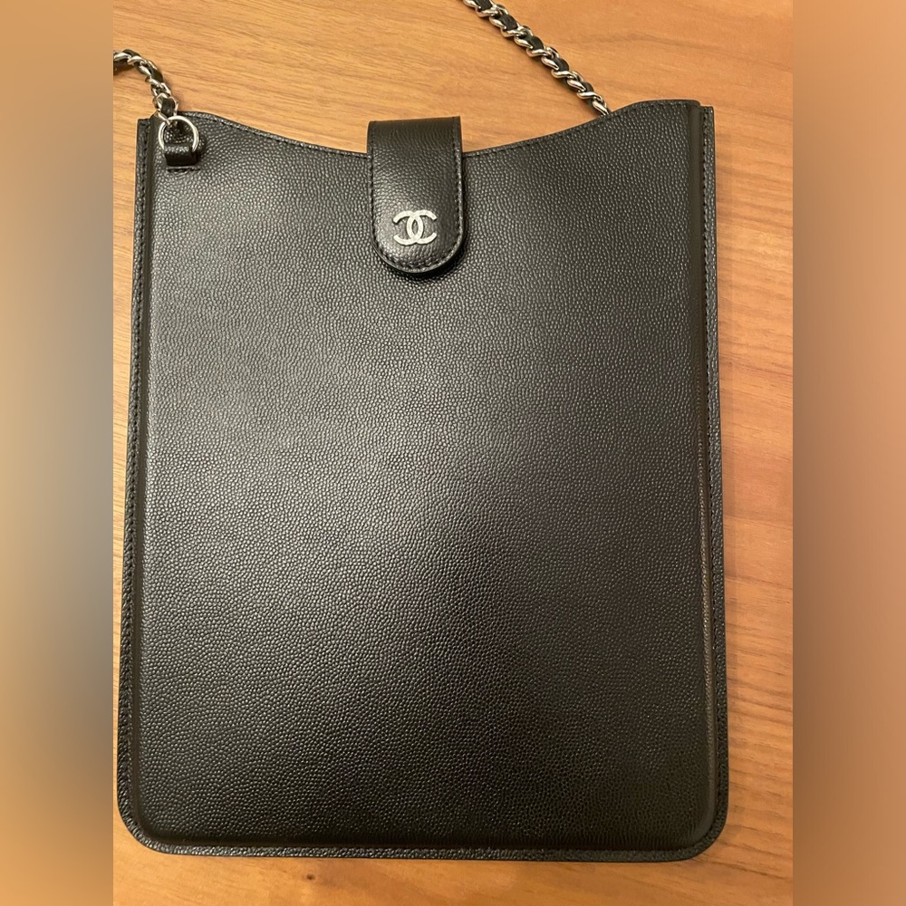 Tablet holder with chain